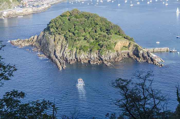 Guipúzcoa - San Sebastián 056 - bahía de La Concha y isla Santa Clara.jpg